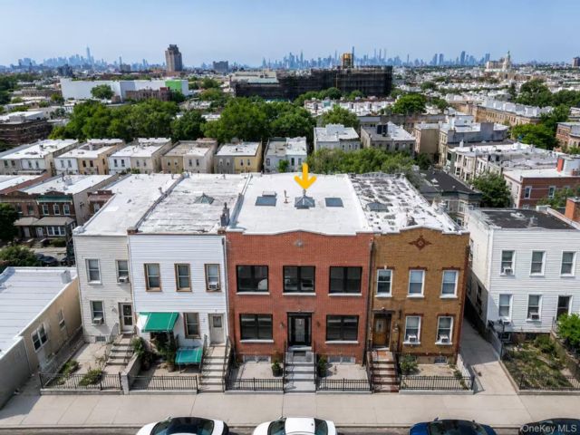 12 BR, 10.00 BTH &nbsp;House style home in Ridgewood