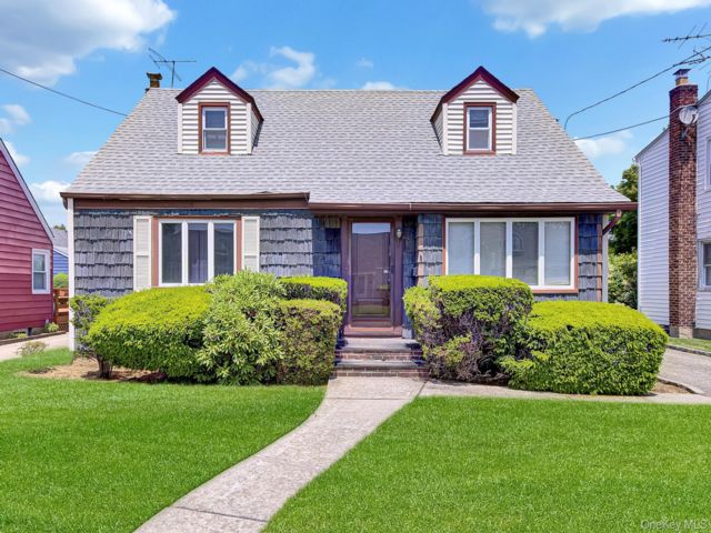  5 BR,  2.00 BTH &nbsp;Exp cape style home in Valley Stream