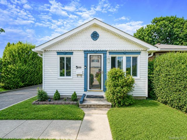  3 BR,  1.00 BTH &nbsp;Ranch style home in West Babylon