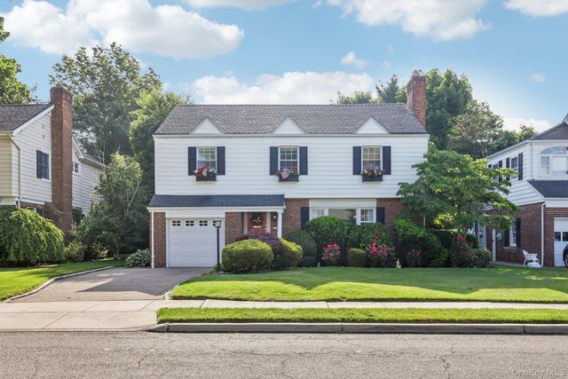  3 BR,  3.00 BTH &nbsp;Colonial style home in Garden City