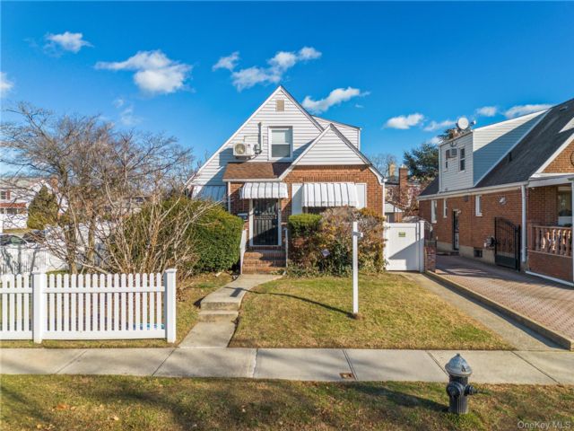  4 BR,  3.00 BTH &nbsp;Cape cod style home in Bayside