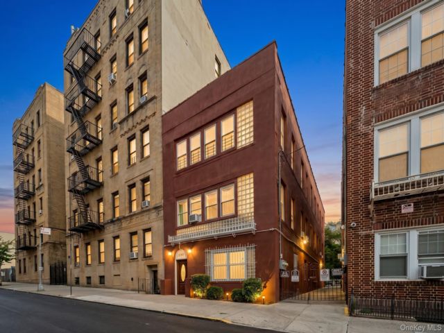 12 BR,  5.00 BTH &nbsp;House style home in Mosholu