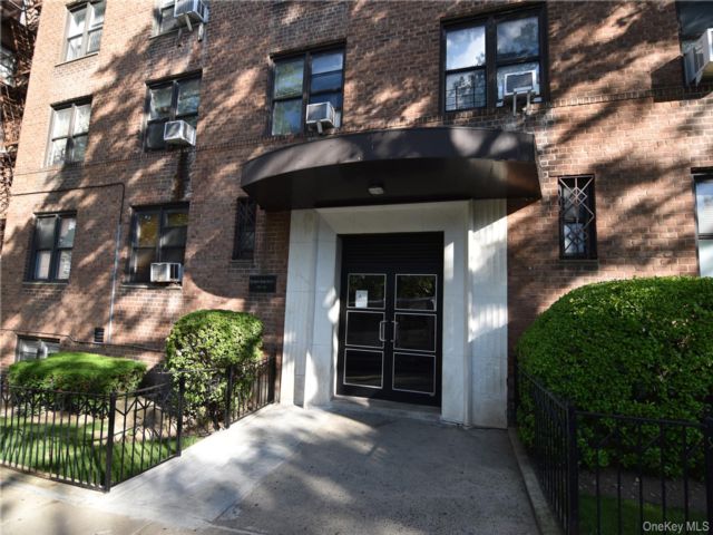 Studio,  1.00 BTH &nbsp;Mid rise style home in Forest Hills