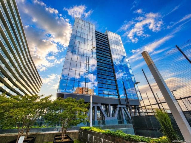  2 BR,  2.00 BTH &nbsp;High rise style home in Flushing