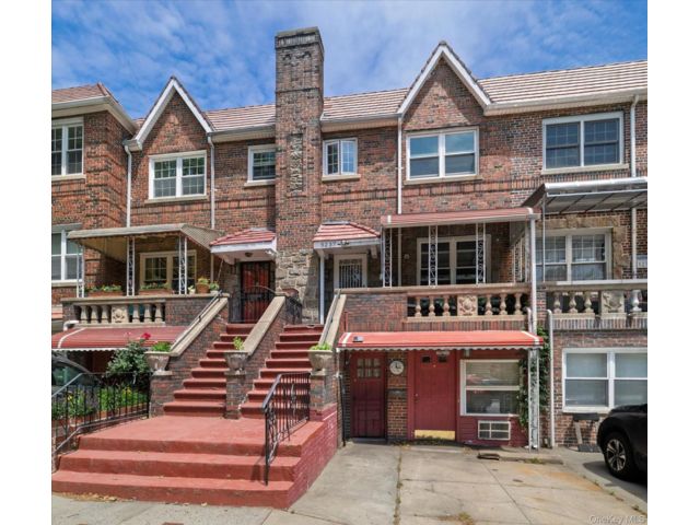  3 BR,  2.00 BTH &nbsp;Colonial style home in Sunnyside
