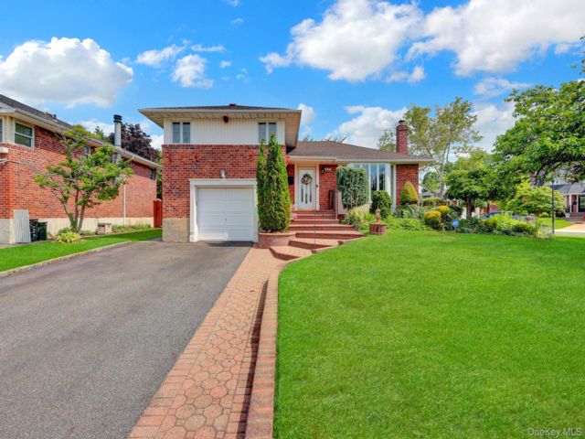  3 BR,  3.00 BTH &nbsp;Split level style home in Seaford