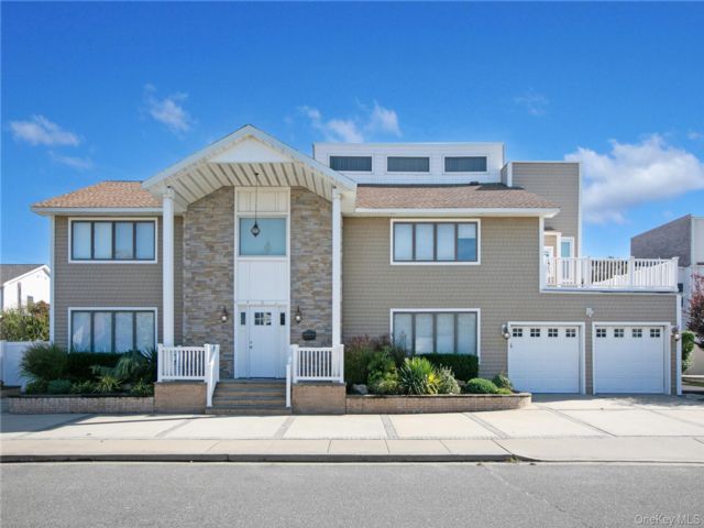  6 BR,  4.00 BTH &nbsp;Colonial style home in Lido Beach