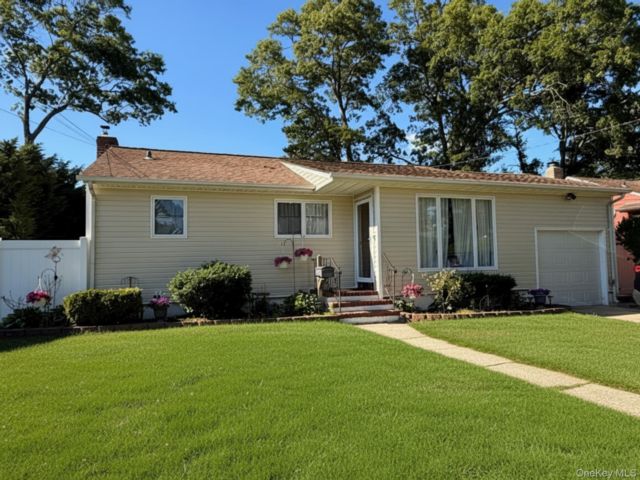  3 BR,  1.00 BTH &nbsp;Ranch style home in West Babylon
