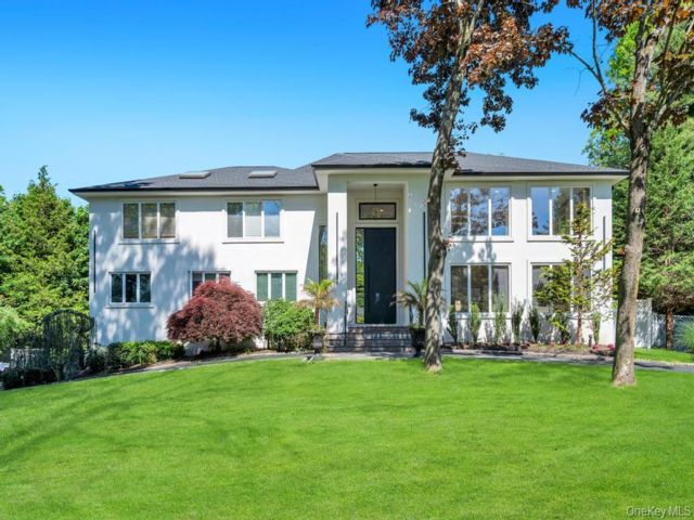 4 BR,  4.00 BTH &nbsp;Contemporary style home in Melville