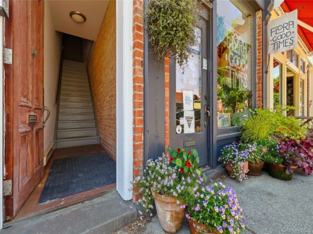  1 BR,  1.00 BTH &nbsp;Mid rise style home in Beacon