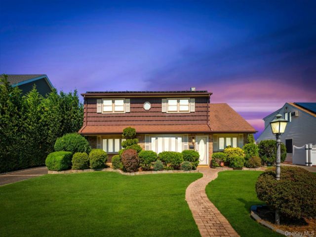  4 BR,  2.00 BTH &nbsp;Colonial style home in Bethpage