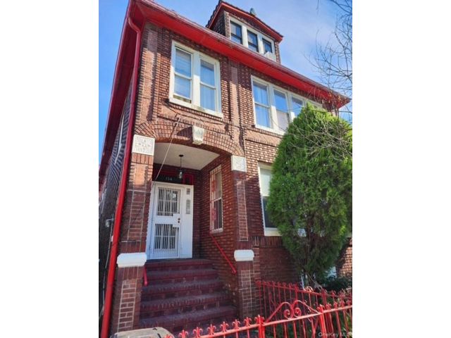 15 BR,  8.00 BTH &nbsp;Colonial style home in Lefferts Garden