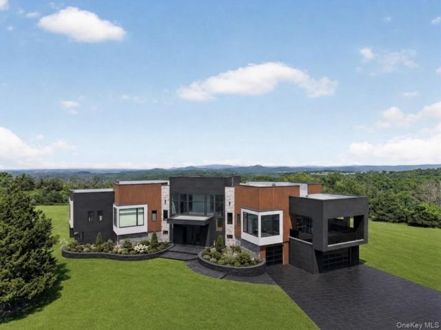  3 BR,  6.00 BTH &nbsp;Contemporary style home in Warwick