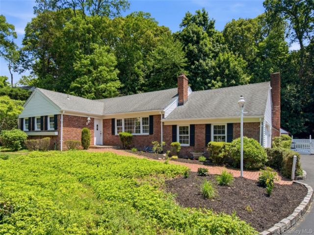  3 BR,  2.00 BTH &nbsp;Ranch style home in Stony Brook