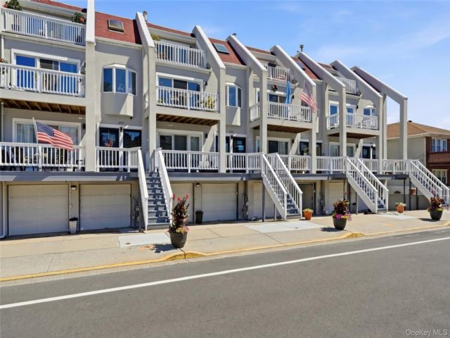  3 BR,  2.00 BTH &nbsp;Condo style home in Long Beach