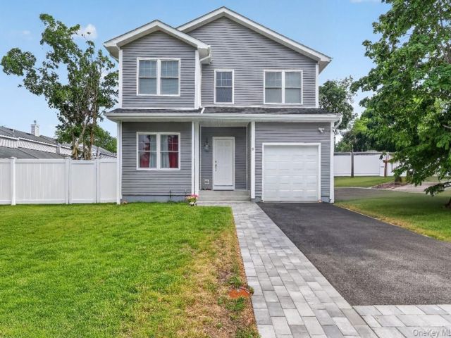  6 BR,  3.00 BTH &nbsp;Colonial style home in Central Islip