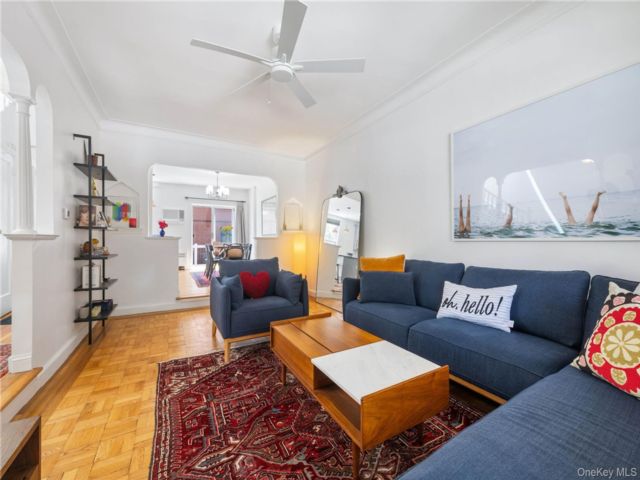  3 BR,  2.00 BTH &nbsp;House style home in Kingsbridge