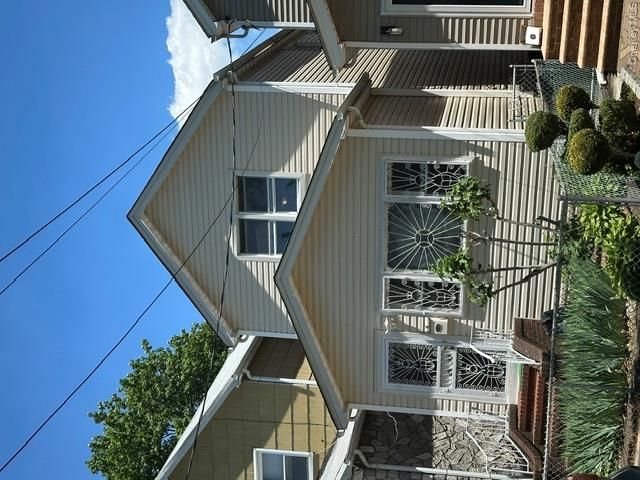  3 BR,  2.00 BTH &nbsp;Colonial style home in Woodhaven