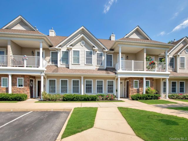  2 BR,  2.00 BTH &nbsp;Garden style home in West Babylon