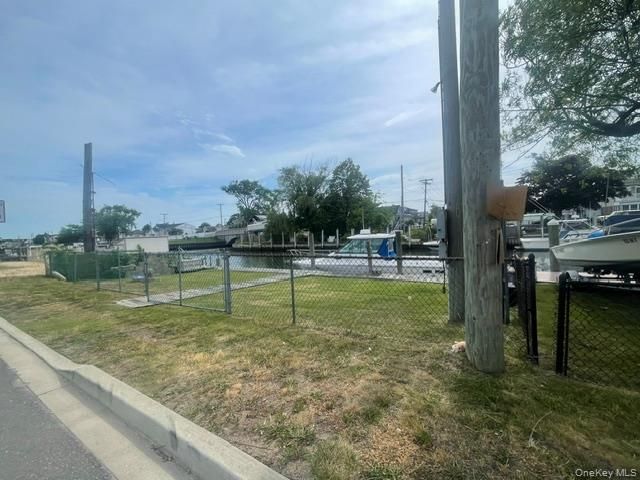 Lot <b>Size:</b> 50 x 20 &nbsp;House style home in Lindenhurst