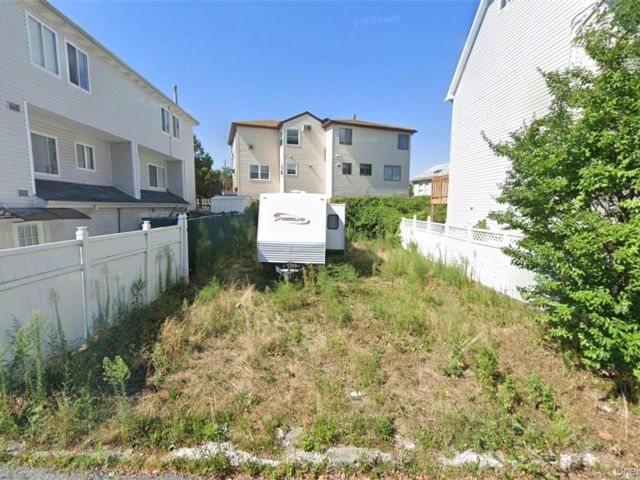 Lot <b>Size:</b> 34 x 60 ft &nbsp;House style home in South Beach
