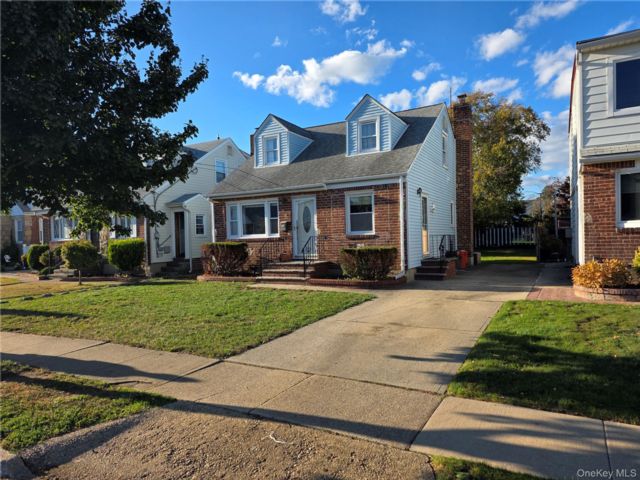  4 BR,  2.00 BTH &nbsp;Cape cod style home in Mineola
