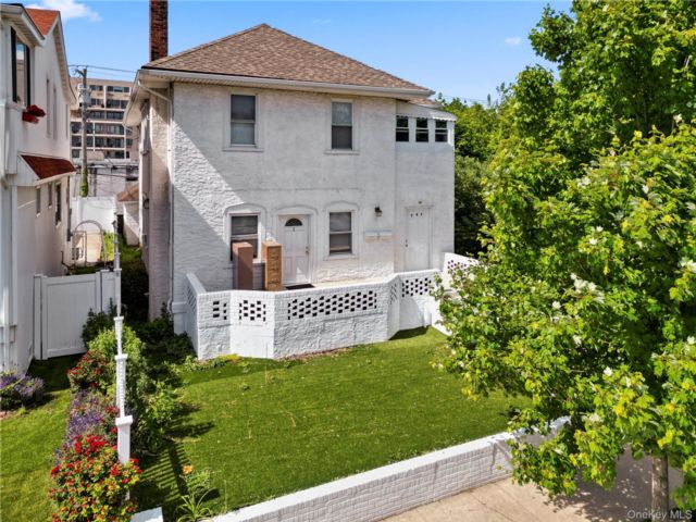  3 BR,  2.00 BTH &nbsp;Other style home in Long Beach