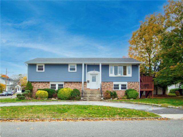 5 BR,  3.00 BTH &nbsp;Hi ranch style home in Woodmere