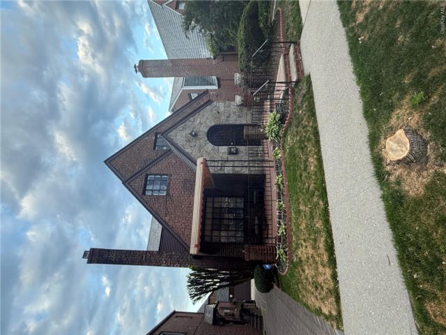  2 BR,  1.00 BTH &nbsp;Tudor style home in Rego Park