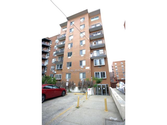  1 BR,  1.00 BTH &nbsp;Mid rise style home in Flushing