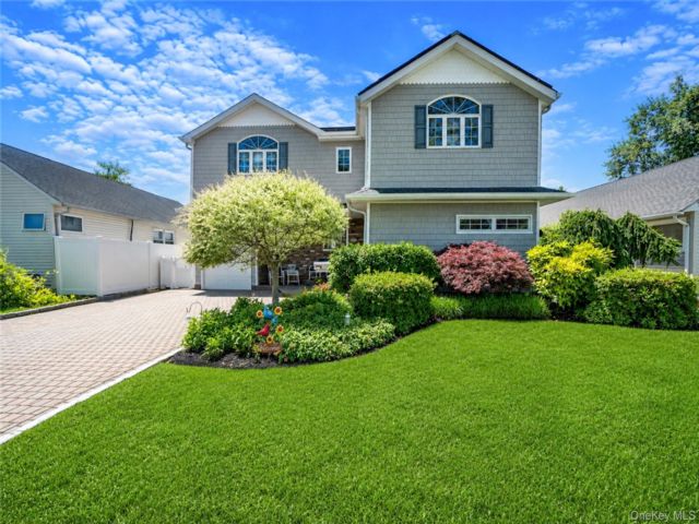  5 BR,  3.00 BTH &nbsp;Colonial style home in Bethpage