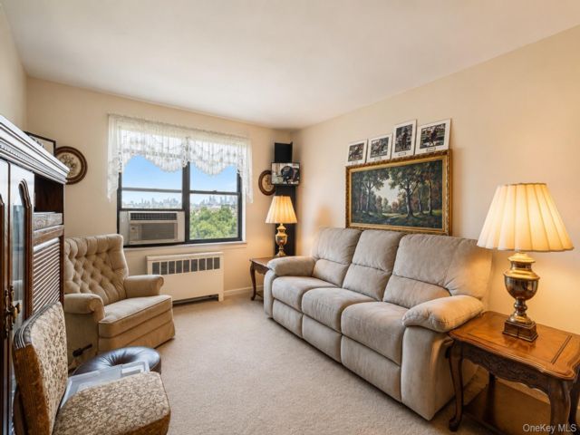  2 BR,  1.00 BTH &nbsp;Mid rise style home in Maspeth