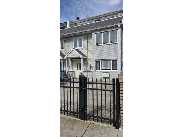 5 BR,  4.00 BTH &nbsp;House style home in Far Rockaway