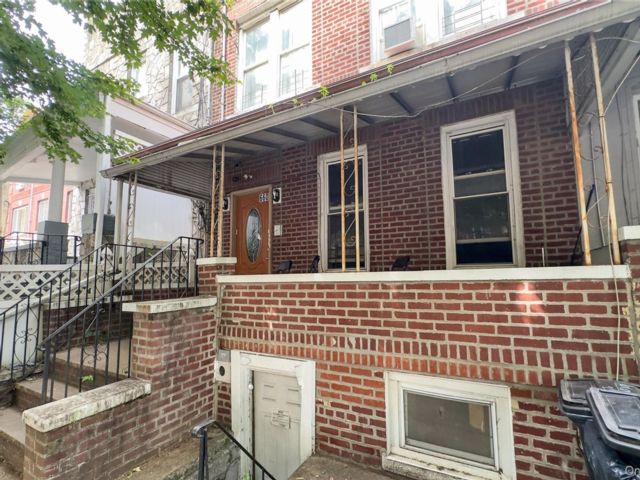  5 BR,  4.00 BTH &nbsp;House style home in East New York
