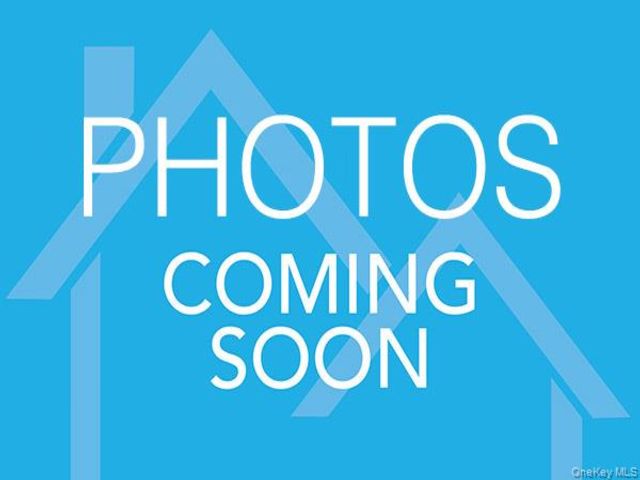  4 BR,  3.00 BTH &nbsp;Colonial style home in Ridge