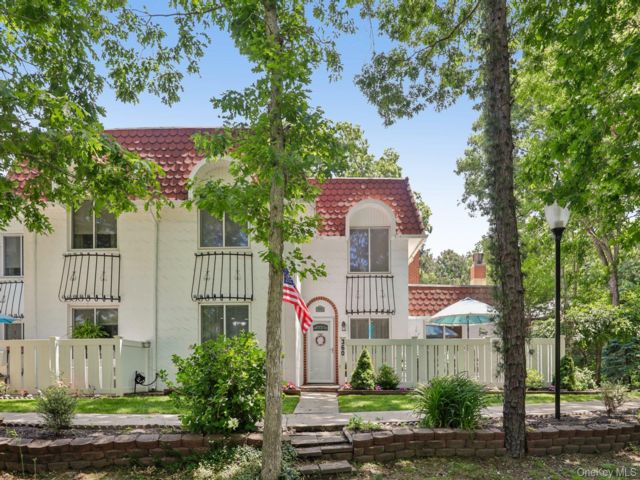  3 BR,  3.00 BTH &nbsp;Condo style home in Medford