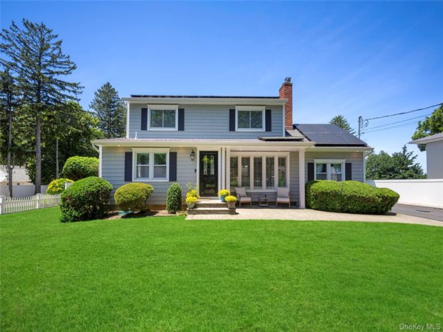  4 BR,  2.00 BTH &nbsp;Colonial style home in Huntington