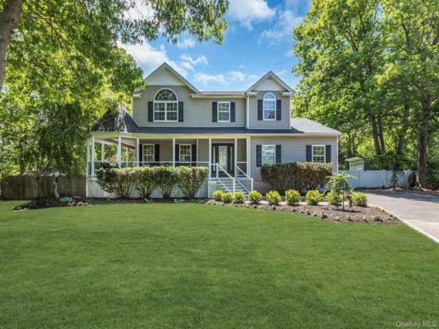  4 BR,  3.00 BTH &nbsp;Colonial style home in Medford