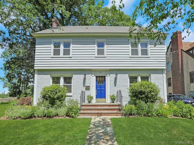  4 BR,  4.00 BTH &nbsp;Colonial style home in New Rochelle