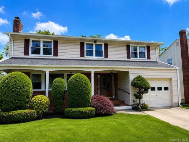  4 BR,  3.00 BTH &nbsp;Colonial style home in Merrick