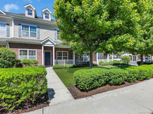 3 BR,  3.00 BTH &nbsp;Condo style home in Patchogue