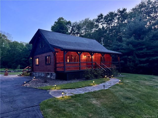  3 BR,  2.00 BTH &nbsp;Cape cod style home in Sparrowbush