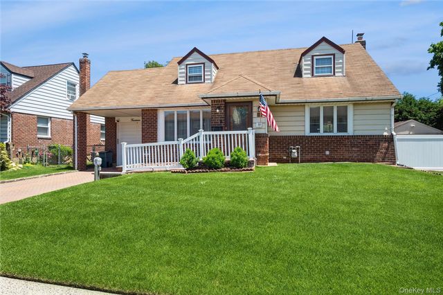 3 BR,  2.00 BTH &nbsp;Exp cape style home in New Hyde Park