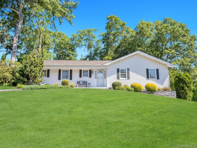  3 BR,  2.00 BTH &nbsp;Ranch style home in Nesconset