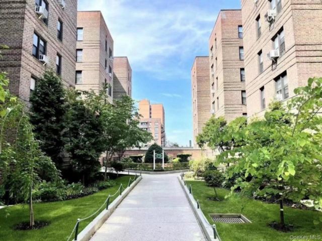  2 BR,  1.00 BTH &nbsp;Other style home in Flushing