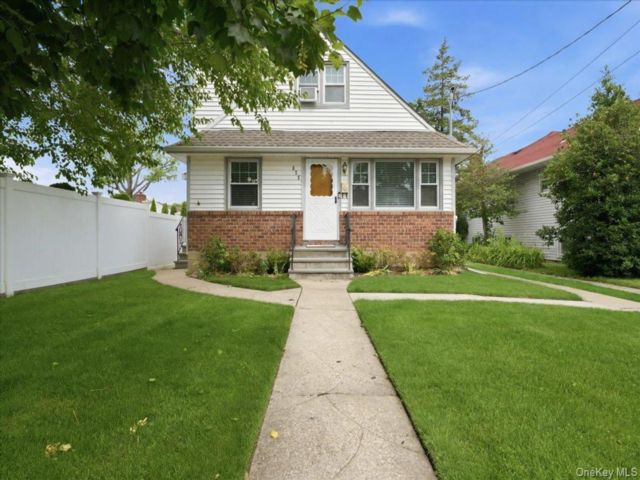  4 BR,  2.00 BTH &nbsp;Cape cod style home in West Hempstead