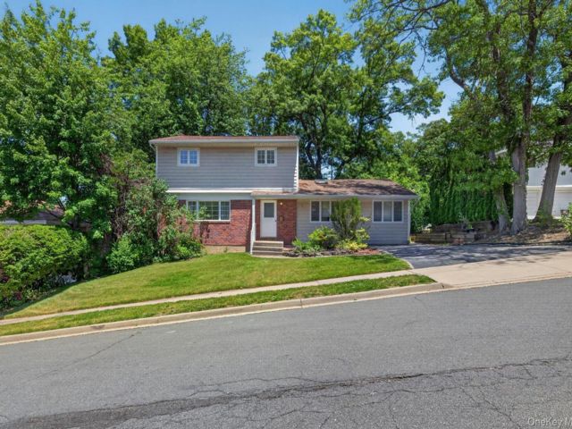  4 BR,  2.00 BTH &nbsp;Colonial style home in Plainview