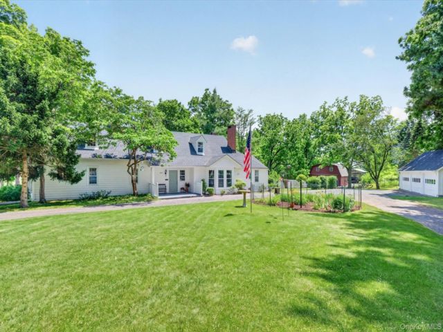  3 BR,  3.00 BTH &nbsp;Cape cod style home in Washingtonville