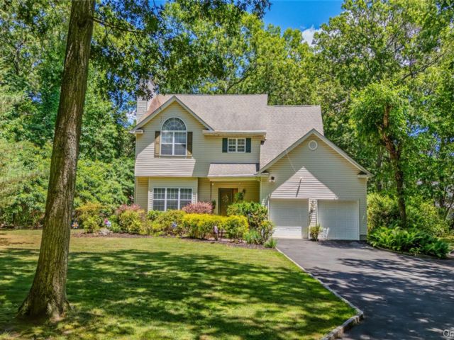  4 BR,  3.00 BTH &nbsp;Colonial style home in Centereach