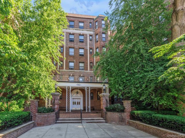  1 BR,  1.00 BTH &nbsp;Mid rise style home in Kew Gardens